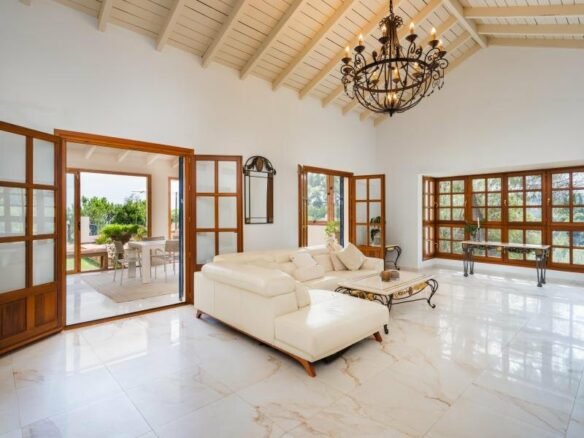 FOR SALE 🏡 Mediterranean Four-Bedroom Villa on a 5,558 m² Plot with Mature Gardens and Pool – El Madroñal, Benahavís 🇪🇸