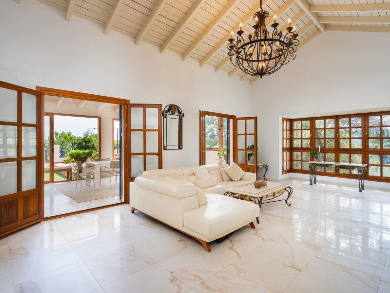 FOR SALE 🏡 Mediterranean Four-Bedroom Villa on a 5,558 m² Plot with Mature Gardens and Pool – El Madroñal, Benahavís 🇪🇸