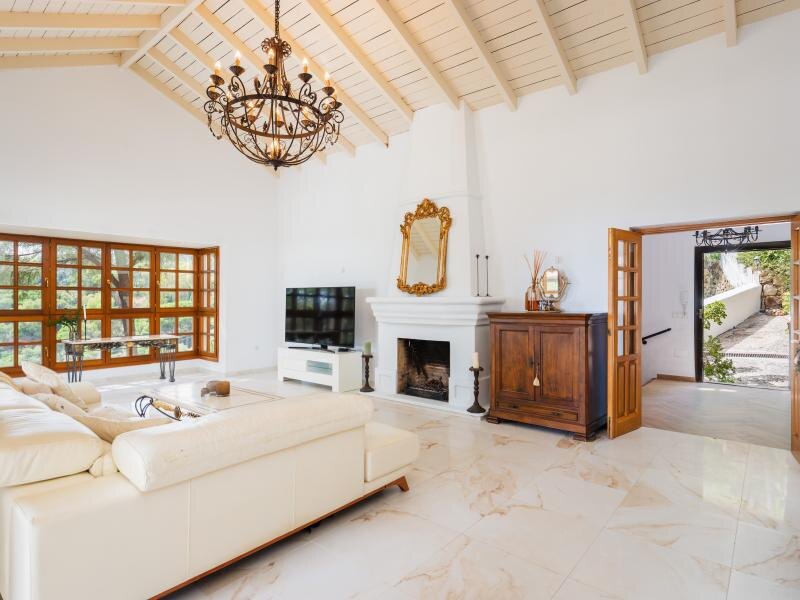 FOR SALE 🏡 Mediterranean Four-Bedroom Villa on a 5,558 m² Plot with Mature Gardens and Pool – El Madroñal, Benahavís 🇪🇸