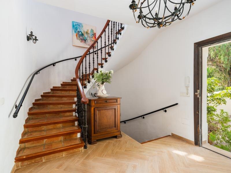 FOR SALE 🏡 Mediterranean Four-Bedroom Villa on a 5,558 m² Plot with Mature Gardens and Pool – El Madroñal, Benahavís 🇪🇸