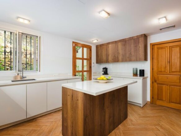 FOR SALE 🏡 Mediterranean Four-Bedroom Villa on a 5,558 m² Plot with Mature Gardens and Pool – El Madroñal, Benahavís 🇪🇸