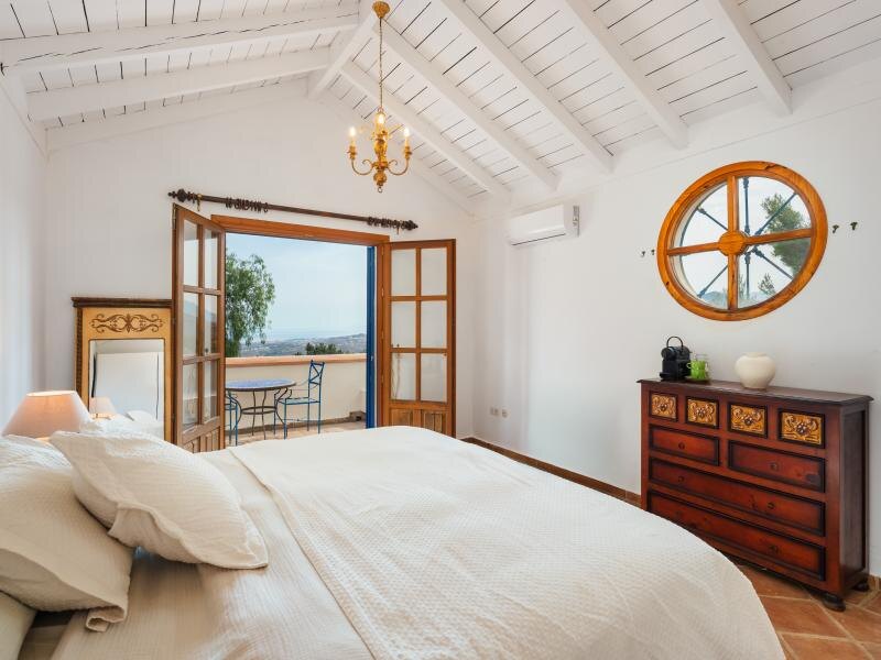 FOR SALE 🏡 Mediterranean Four-Bedroom Villa on a 5,558 m² Plot with Mature Gardens and Pool – El Madroñal, Benahavís 🇪🇸