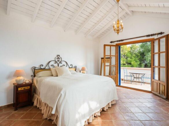 FOR SALE 🏡 Mediterranean Four-Bedroom Villa on a 5,558 m² Plot with Mature Gardens and Pool – El Madroñal, Benahavís 🇪🇸