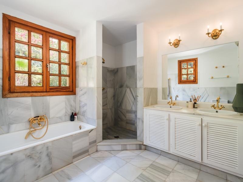 FOR SALE 🏡 Mediterranean Four-Bedroom Villa on a 5,558 m² Plot with Mature Gardens and Pool – El Madroñal, Benahavís 🇪🇸