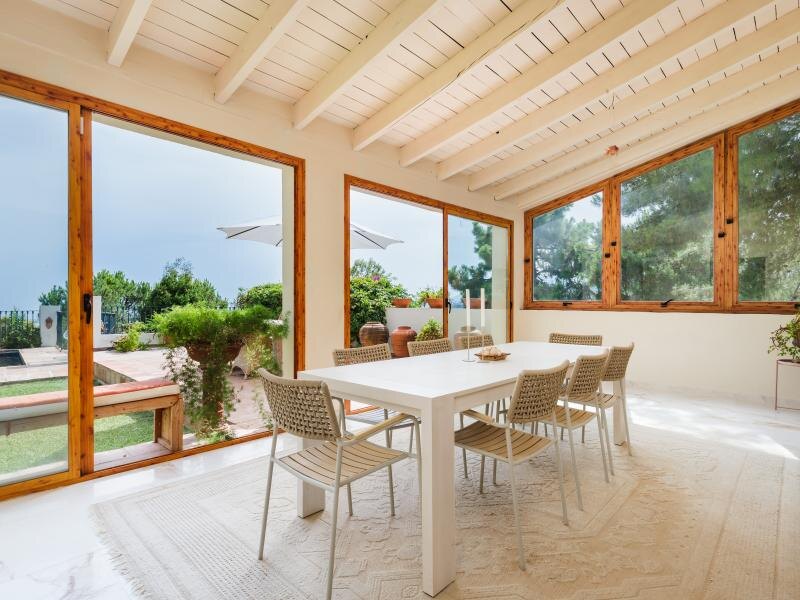 FOR SALE 🏡 Mediterranean Four-Bedroom Villa on a 5,558 m² Plot with Mature Gardens and Pool – El Madroñal, Benahavís 🇪🇸