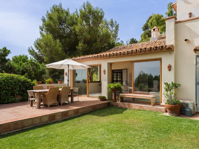 FOR SALE 🏡 Mediterranean Four-Bedroom Villa on a 5,558 m² Plot with Mature Gardens and Pool – El Madroñal, Benahavís 🇪🇸