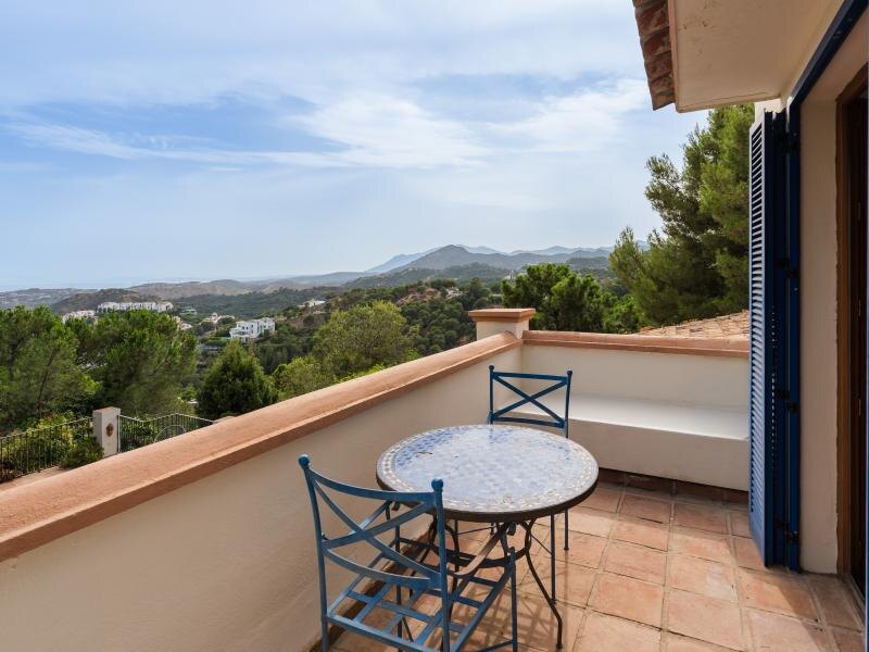 FOR SALE 🏡 Mediterranean Four-Bedroom Villa on a 5,558 m² Plot with Mature Gardens and Pool – El Madroñal, Benahavís 🇪🇸