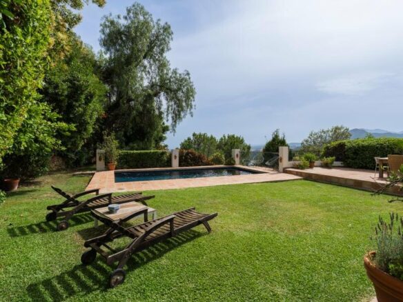 FOR SALE 🏡 Mediterranean Four-Bedroom Villa on a 5,558 m² Plot with Mature Gardens and Pool – El Madroñal, Benahavís 🇪🇸