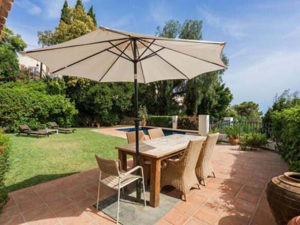 FOR SALE 🏡 Mediterranean Four-Bedroom Villa on a 5,558 m² Plot with Mature Gardens and Pool – El Madroñal, Benahavís 🇪🇸