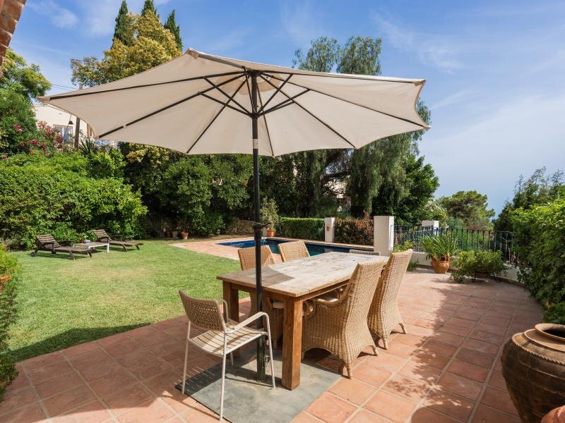 FOR SALE 🏡 Mediterranean Four-Bedroom Villa on a 5,558 m² Plot with Mature Gardens and Pool – El Madroñal, Benahavís 🇪🇸