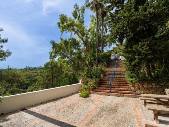 FOR SALE 🏡 Mediterranean Four-Bedroom Villa on a 5,558 m² Plot with Mature Gardens and Pool – El Madroñal, Benahavís 🇪🇸