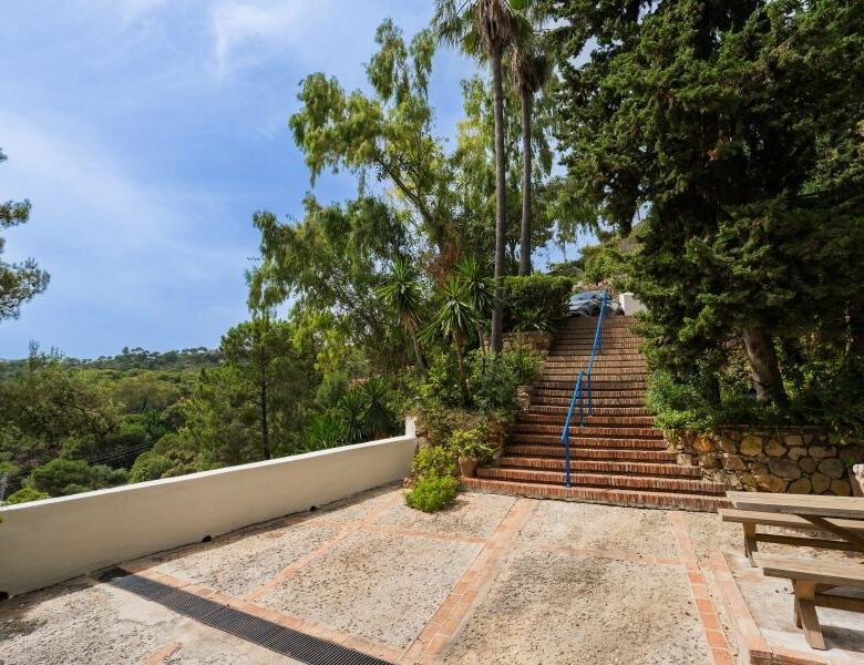FOR SALE 🏡 Mediterranean Four-Bedroom Villa on a 5,558 m² Plot with Mature Gardens and Pool – El Madroñal, Benahavís 🇪🇸