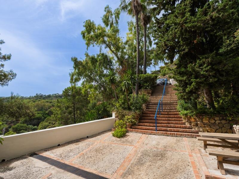 FOR SALE 🏡 Mediterranean Four-Bedroom Villa on a 5,558 m² Plot with Mature Gardens and Pool – El Madroñal, Benahavís 🇪🇸