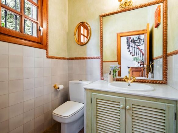 FOR SALE 🏡 Mediterranean Four-Bedroom Villa on a 5,558 m² Plot with Mature Gardens and Pool – El Madroñal, Benahavís 🇪🇸