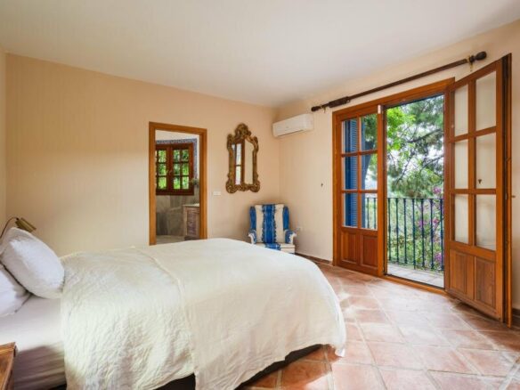 FOR SALE 🏡 Mediterranean Four-Bedroom Villa on a 5,558 m² Plot with Mature Gardens and Pool – El Madroñal, Benahavís 🇪🇸