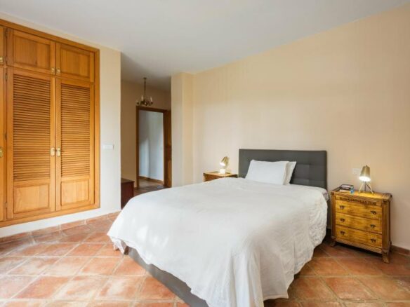 FOR SALE 🏡 Mediterranean Four-Bedroom Villa on a 5,558 m² Plot with Mature Gardens and Pool – El Madroñal, Benahavís 🇪🇸