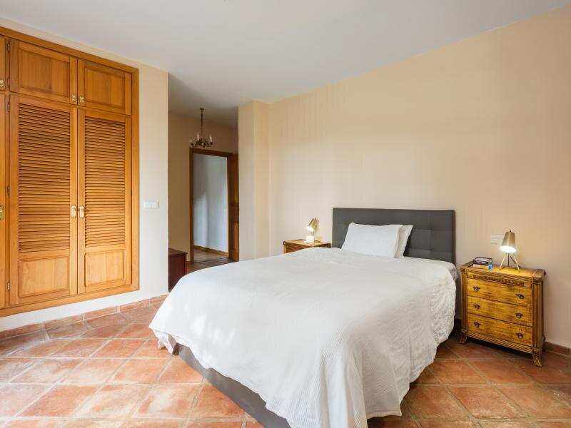 FOR SALE 🏡 Mediterranean Four-Bedroom Villa on a 5,558 m² Plot with Mature Gardens and Pool – El Madroñal, Benahavís 🇪🇸
