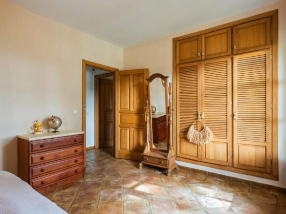 FOR SALE 🏡 Mediterranean Four-Bedroom Villa on a 5,558 m² Plot with Mature Gardens and Pool – El Madroñal, Benahavís 🇪🇸