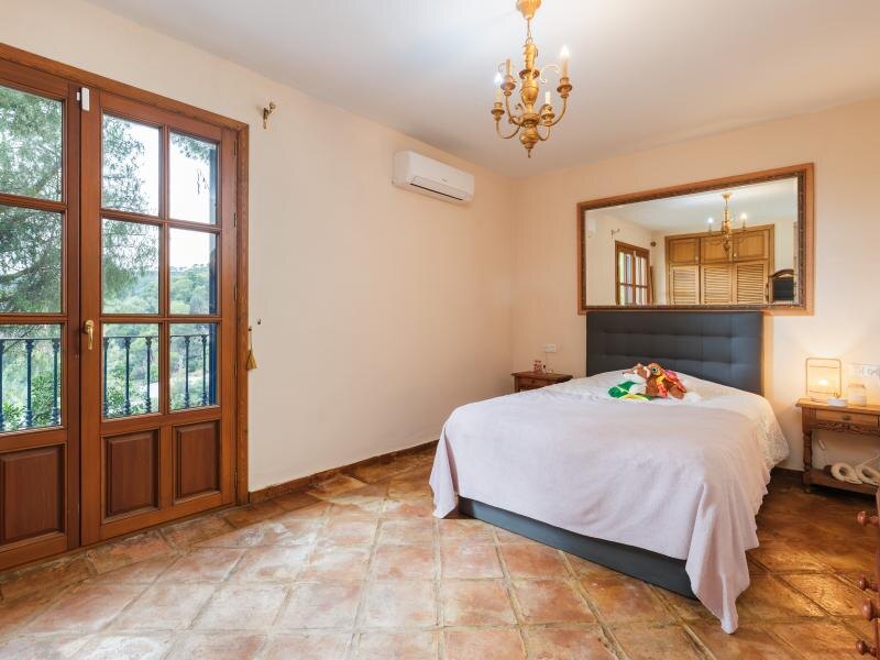 FOR SALE 🏡 Mediterranean Four-Bedroom Villa on a 5,558 m² Plot with Mature Gardens and Pool – El Madroñal, Benahavís 🇪🇸