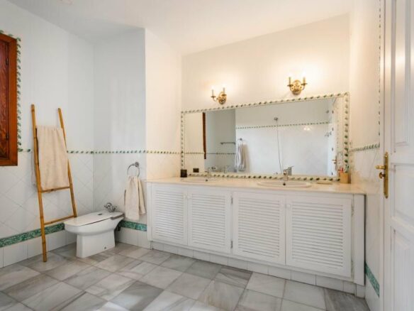 FOR SALE 🏡 Mediterranean Four-Bedroom Villa on a 5,558 m² Plot with Mature Gardens and Pool – El Madroñal, Benahavís 🇪🇸