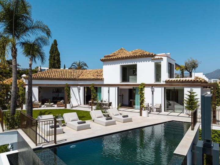 “Contemporary Luxury Living in El Herrojo”