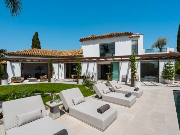 “Contemporary Luxury Living in El Herrojo”