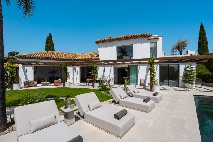 “Contemporary Luxury Living in El Herrojo”