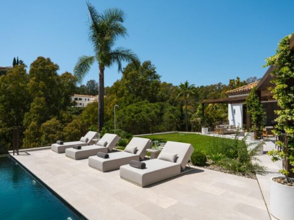 “Contemporary Luxury Living in El Herrojo”