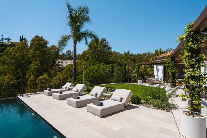 “Contemporary Luxury Living in El Herrojo”