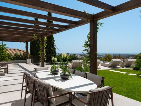 “Contemporary Luxury Living in El Herrojo”