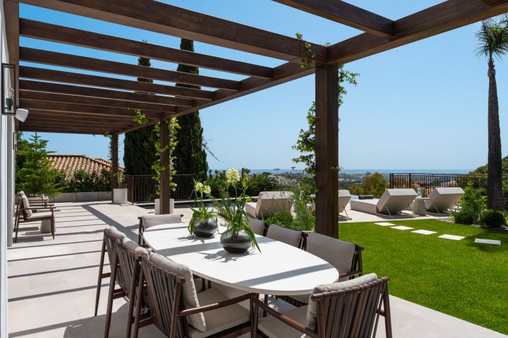 “Contemporary Luxury Living in El Herrojo”