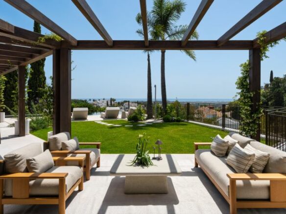 “Contemporary Luxury Living in El Herrojo”