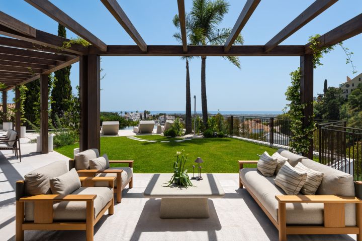 “Contemporary Luxury Living in El Herrojo”