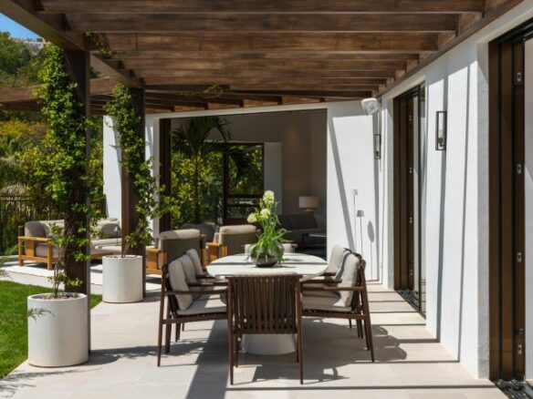 “Contemporary Luxury Living in El Herrojo”