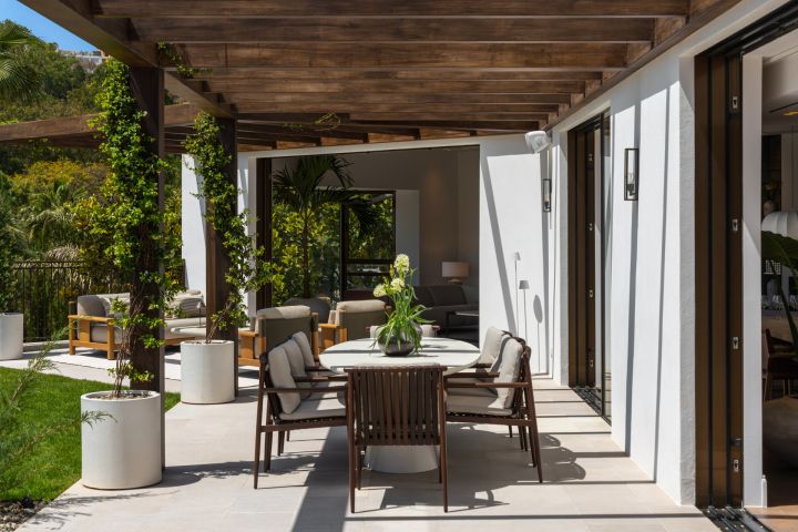 “Contemporary Luxury Living in El Herrojo”