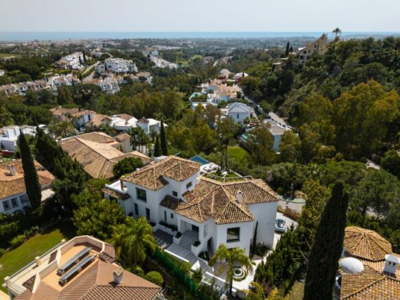 “Contemporary Luxury Living in El Herrojo”