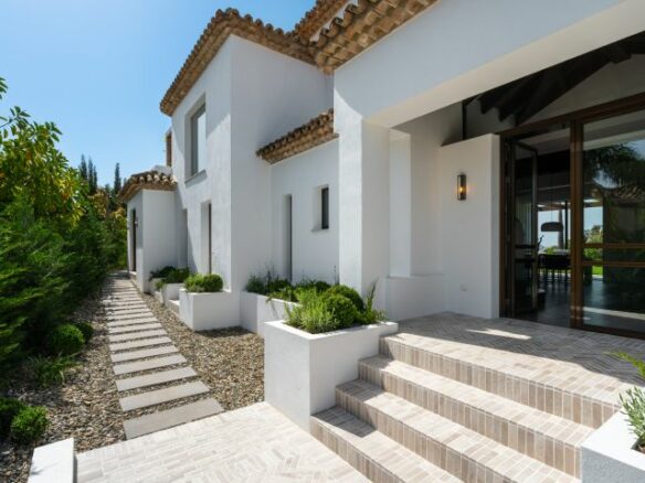 “Contemporary Luxury Living in El Herrojo”