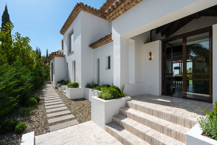 “Contemporary Luxury Living in El Herrojo”