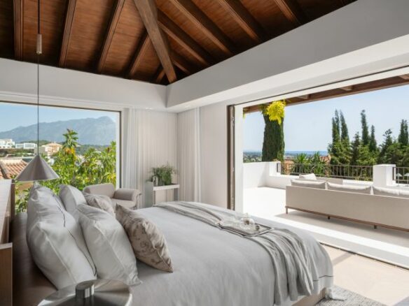 “Contemporary Luxury Living in El Herrojo”