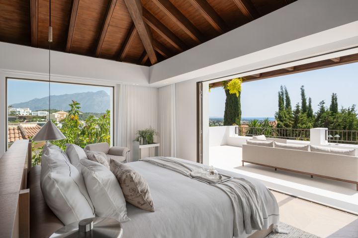 “Contemporary Luxury Living in El Herrojo”