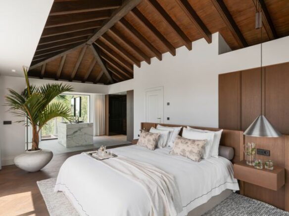 “Contemporary Luxury Living in El Herrojo”