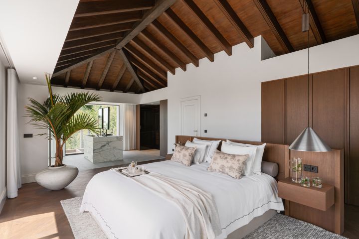 “Contemporary Luxury Living in El Herrojo”