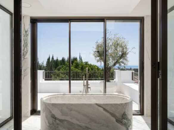 “Contemporary Luxury Living in El Herrojo”