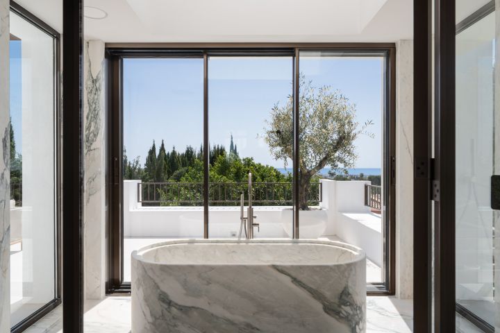 “Contemporary Luxury Living in El Herrojo”