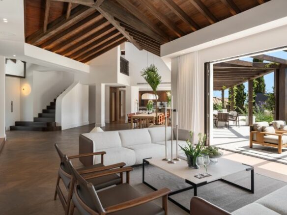 “Contemporary Luxury Living in El Herrojo”