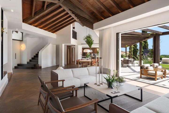 “Contemporary Luxury Living in El Herrojo”