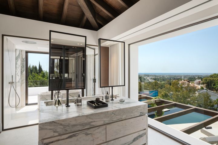 “Contemporary Luxury Living in El Herrojo”