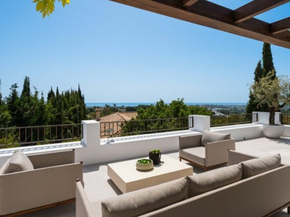 “Contemporary Luxury Living in El Herrojo”