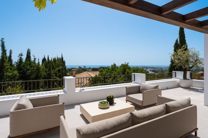 “Contemporary Luxury Living in El Herrojo”