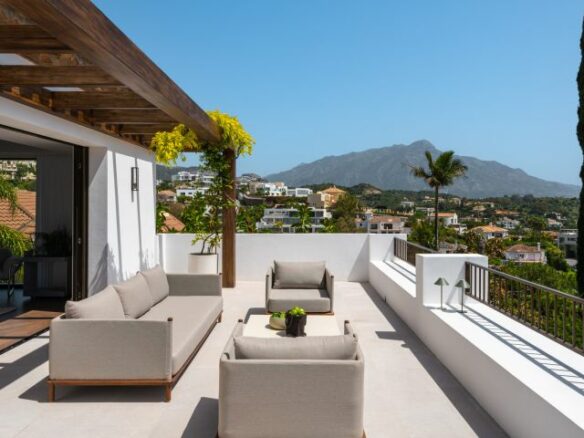 “Contemporary Luxury Living in El Herrojo”